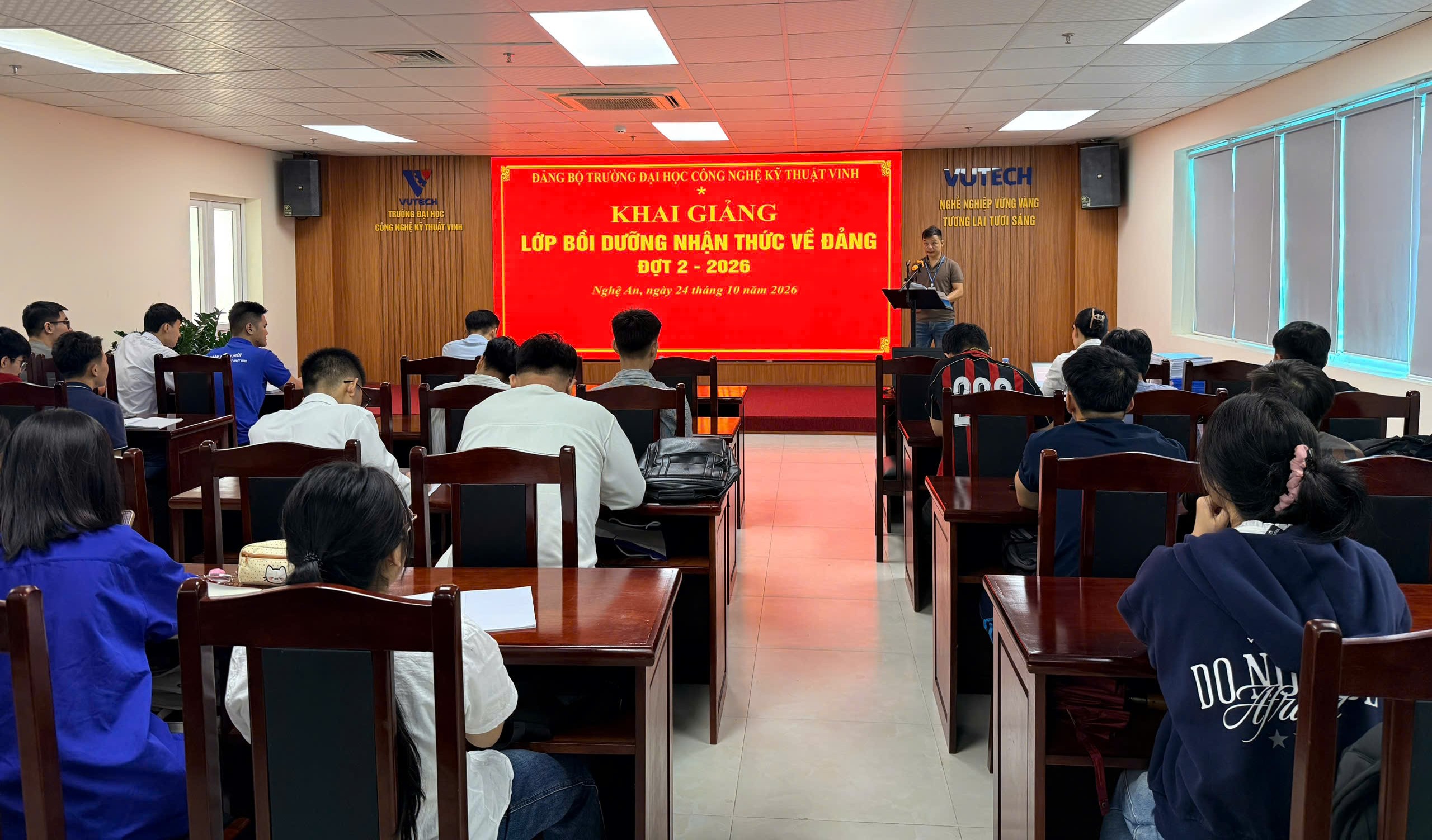 Khai mạc lớp cảm tình Đảng đợt 2 năm 2026 tại   Trường Đại học Công nghệ Kỹ thuật Vinh