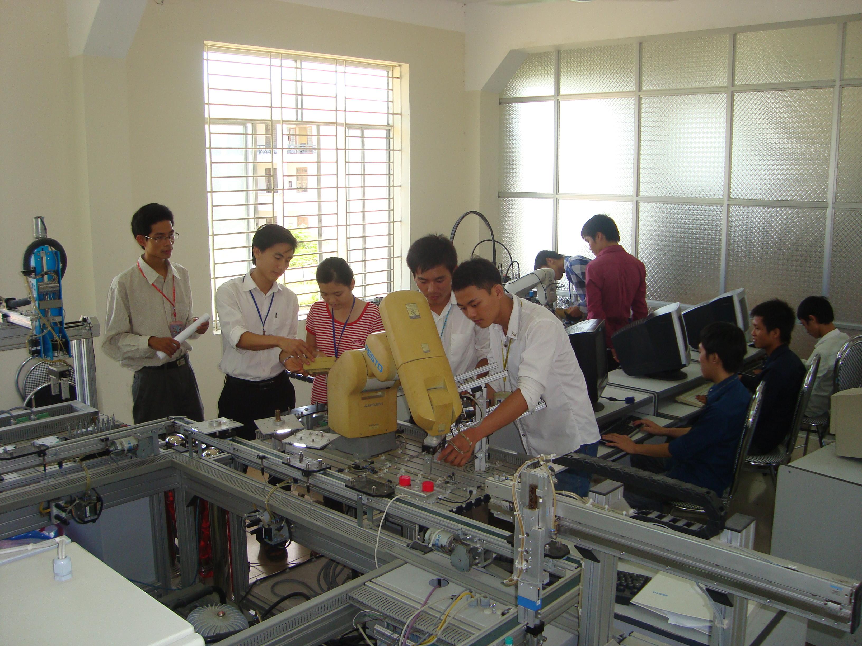 Xưởng thực hành kỹ thuật & Phòng thí nghiệm công nghệ cao